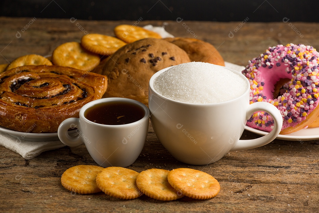 Xícara de café em uma tábua de madeira e biscoitos