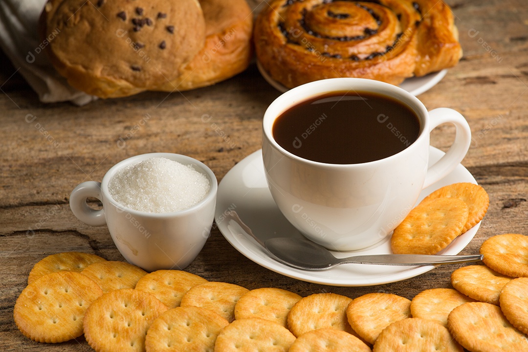 Xícara de café em uma tábua de madeira e biscoitos.