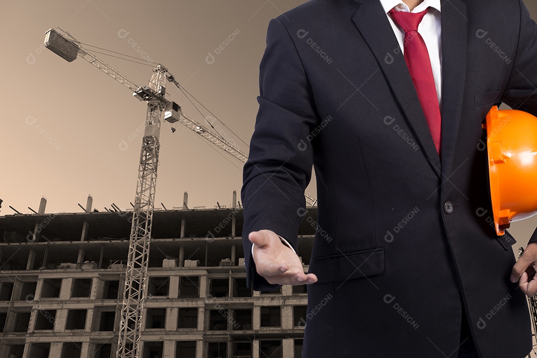 Engenheiro segurando capacete laranja para segurança dos trabalhadores em construção.