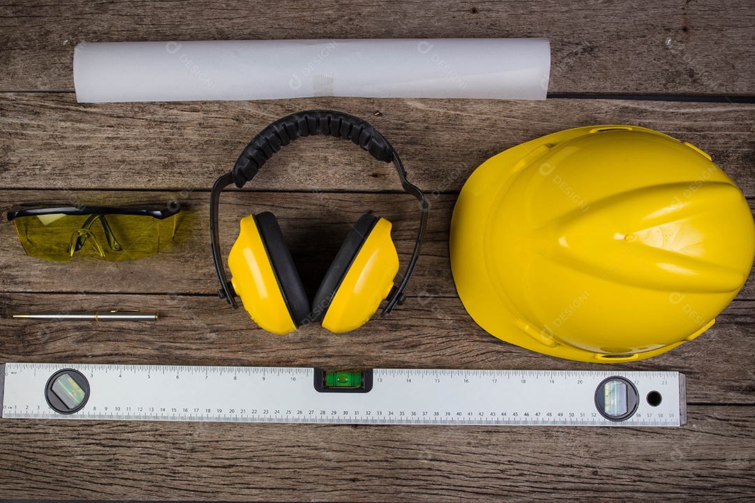 Engenheiro de mesa para trabalho no canteiro de obras.