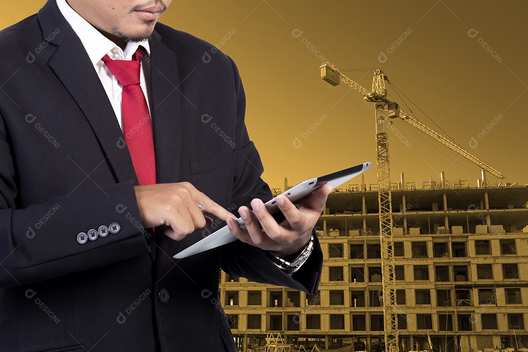 Engenheiro segurando tablet para segurança dos trabalhadores em construção.