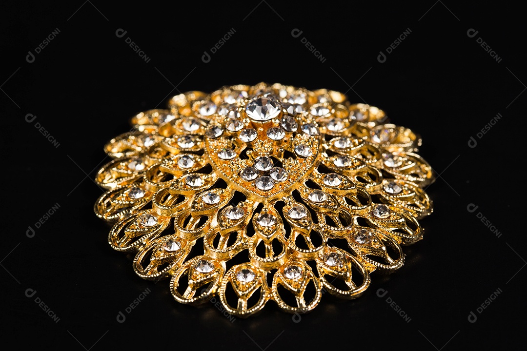 Diamantes em fundo preto.