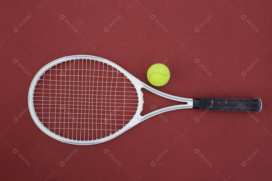 Raquete de tênis e bolas na quadra de tênis.