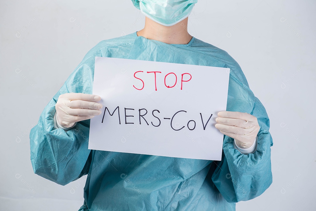 Cientista em traje de segurança.