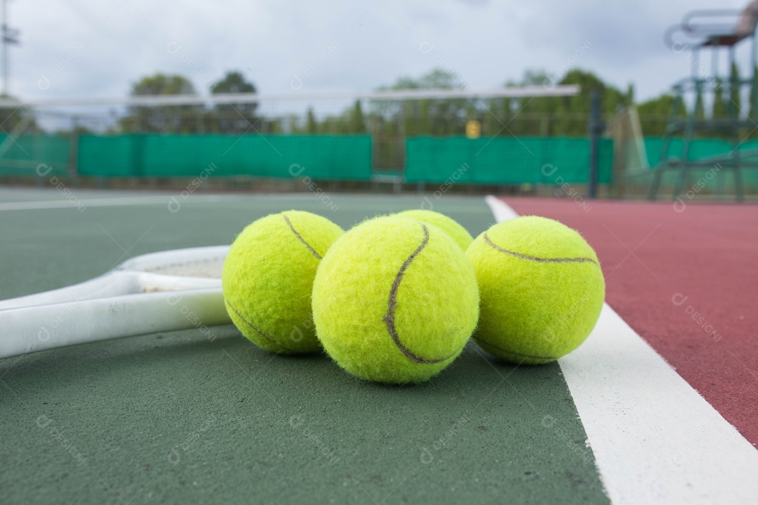 Raquete de tênis e bolas na cor vintage da quadra de tênis