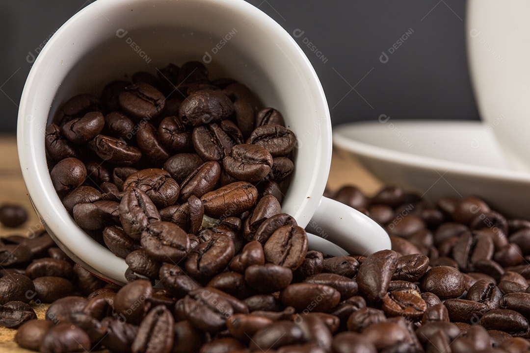 Grão de café em fundo de madeira grunge