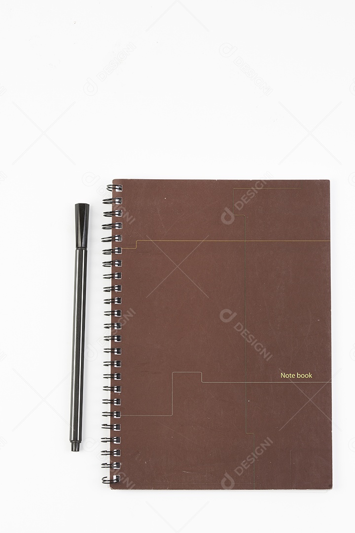 Caderno liso com caneta no fundo branco
