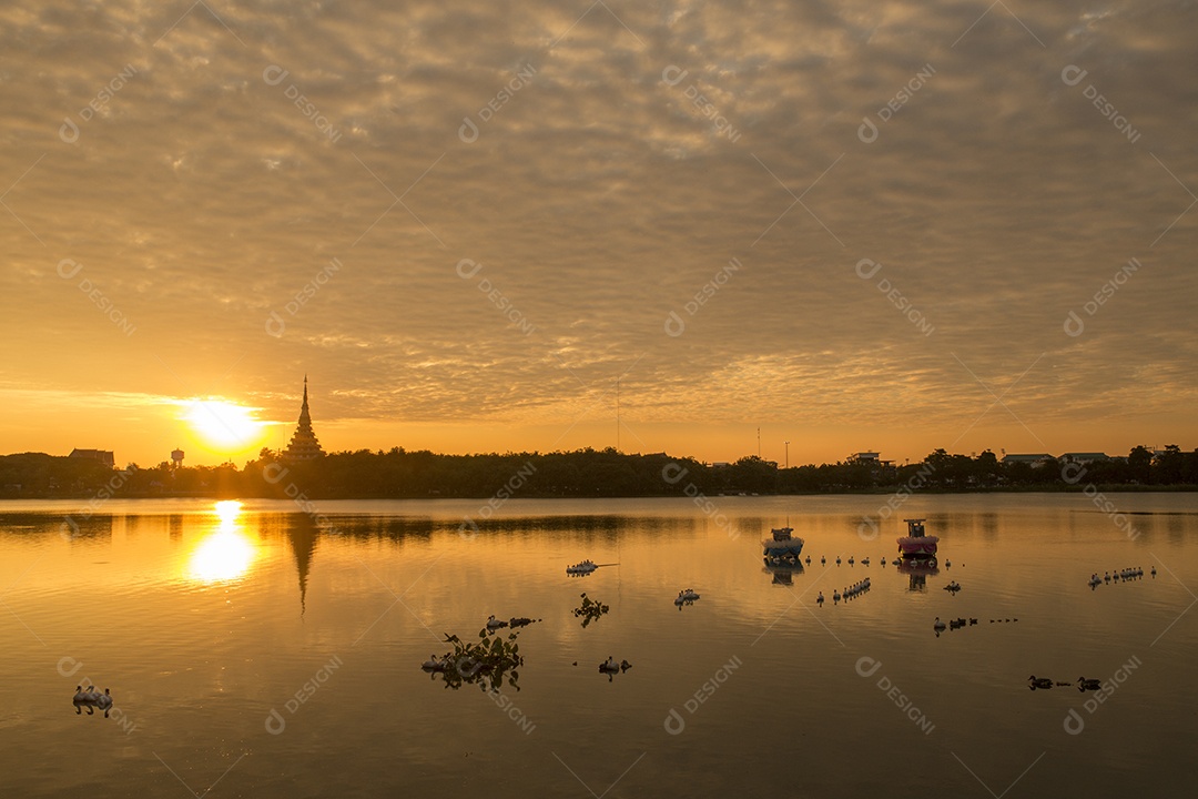 Pôr do sol sobre o templo tailândia