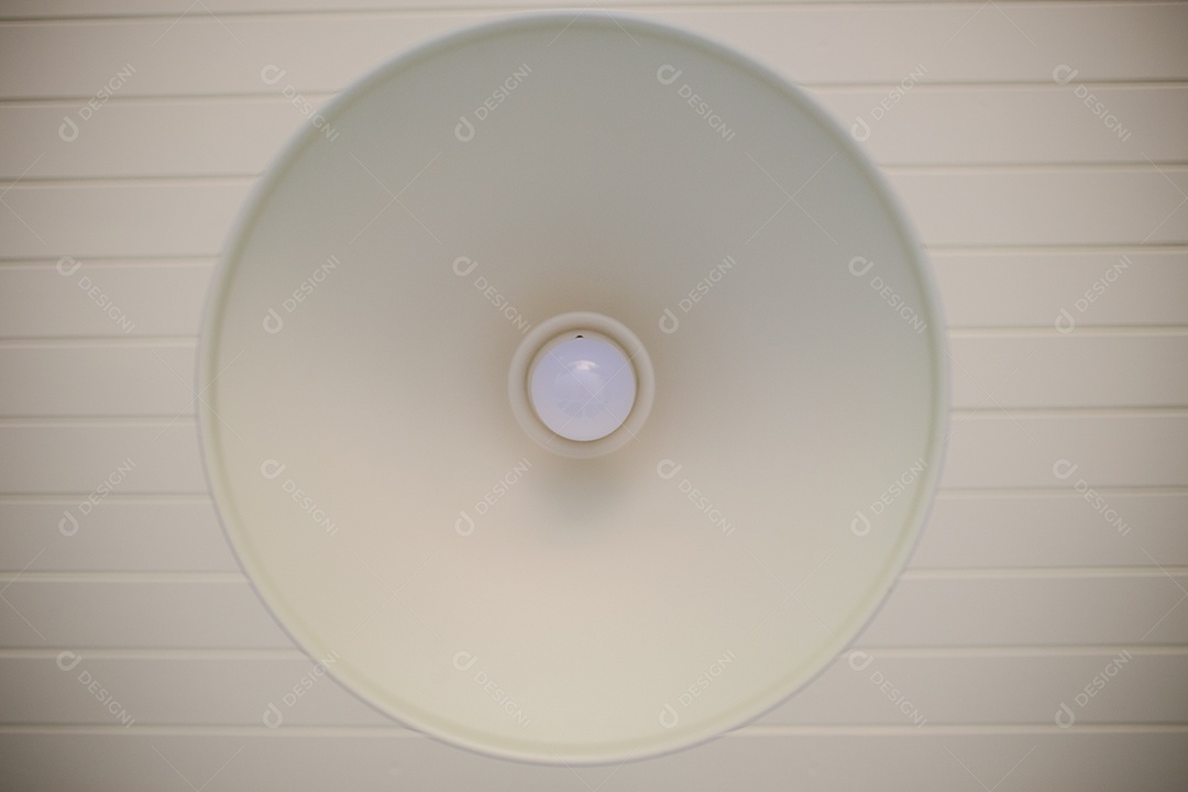 Lâmpada sobre teto forro