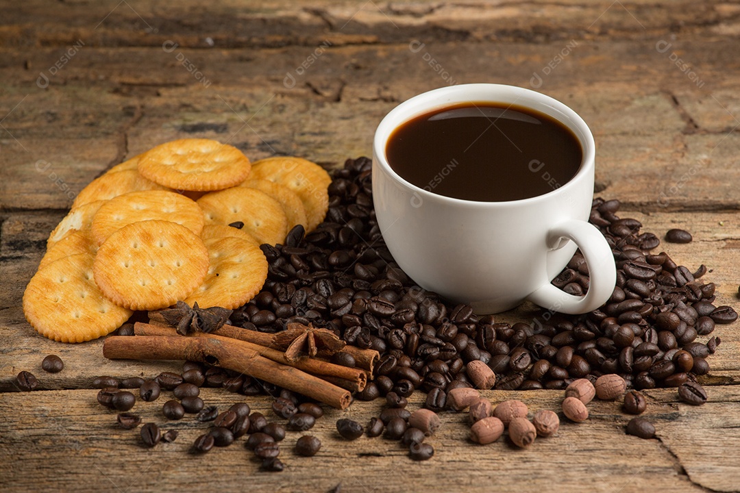Xícara de café em uma placa de madeira e biscoitos