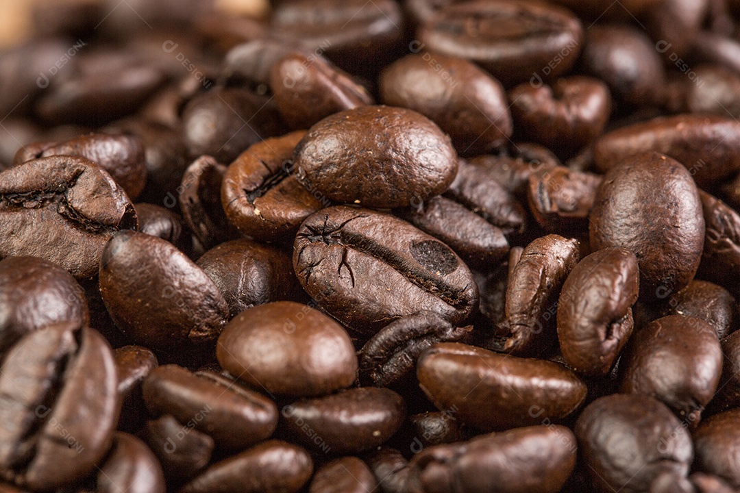 Grão de café em fundo de madeira grunge