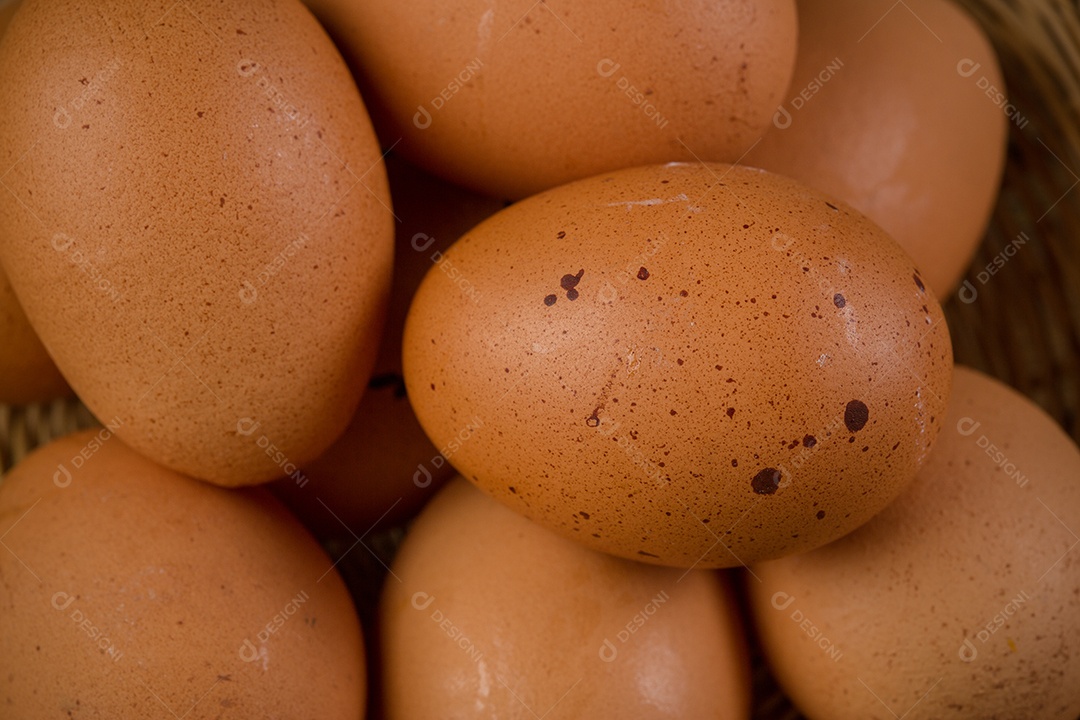 Ovos marrons sobre uma mesa de madeira