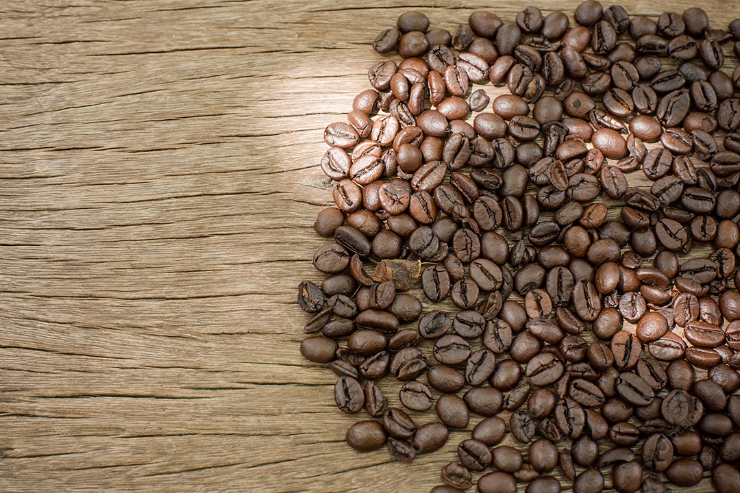 Grãos de café em fundo de madeira