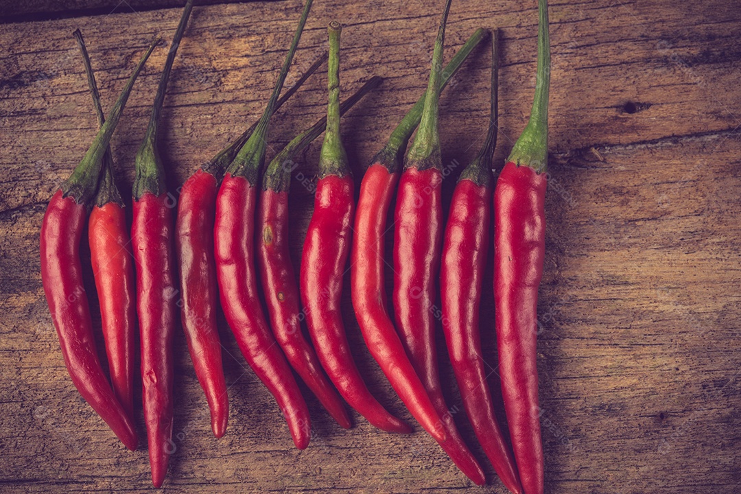 Algumas pimentas na cor vintage de mesa de madeira