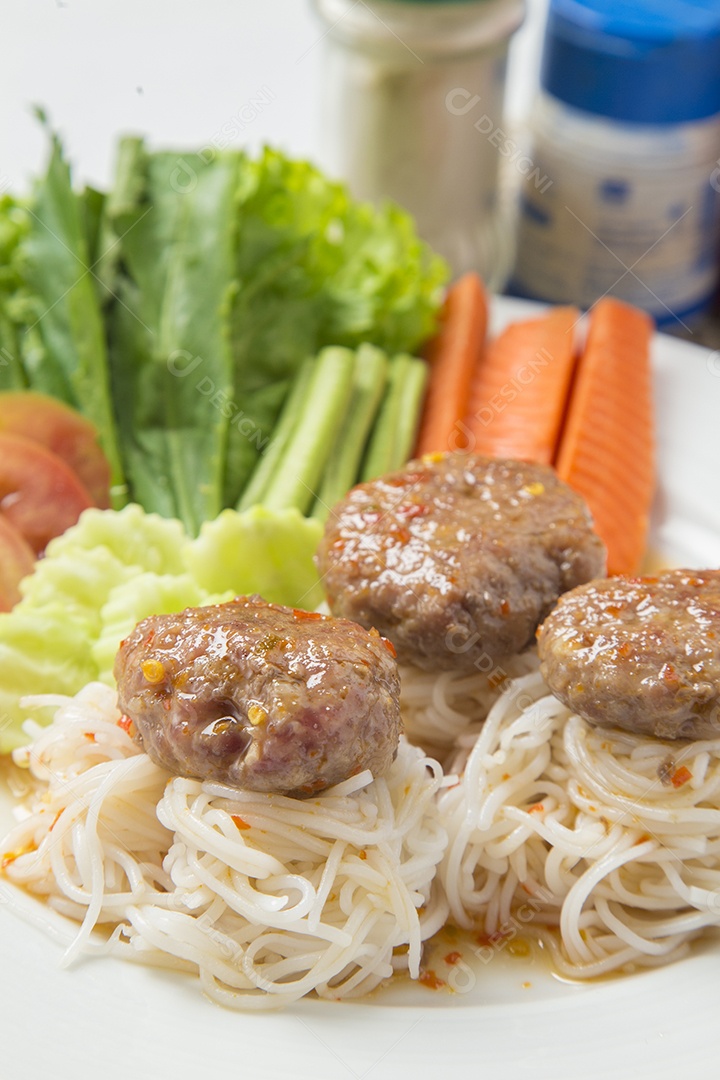 Macarrão de arroz Um alimento famoso do norte da Tailândia