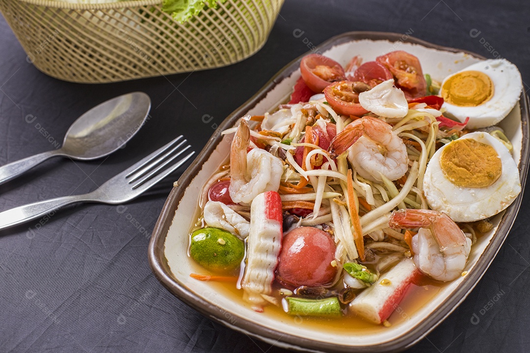 Somtam comida tailandesa salada de papaia quente e picante