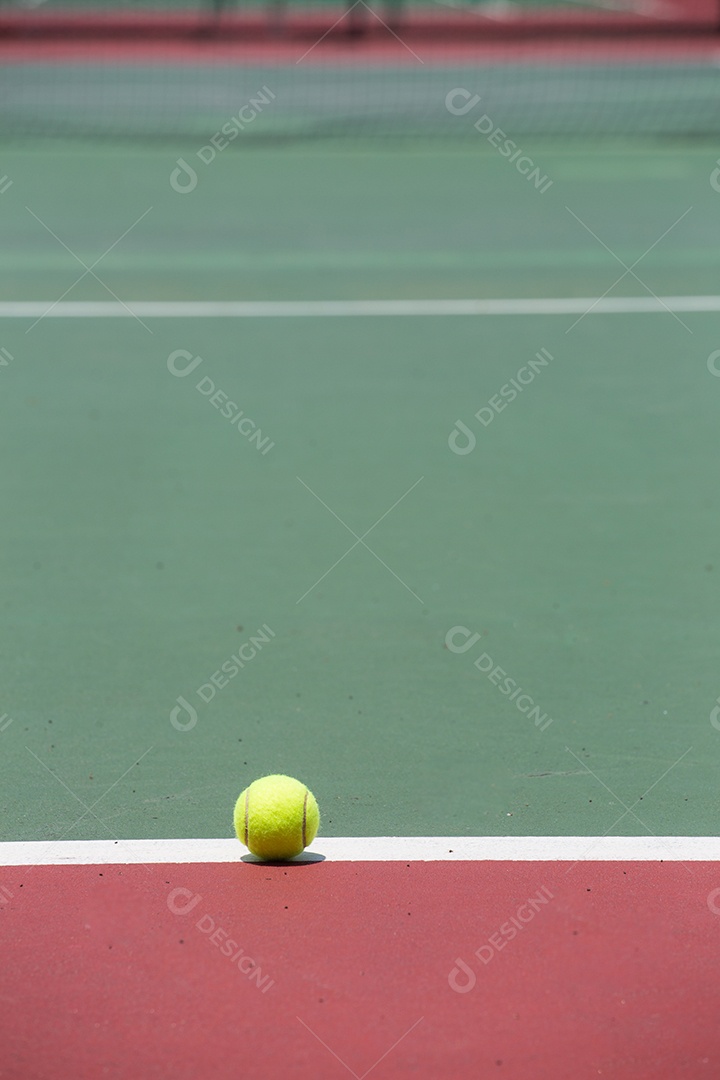 Vista da raquete de tênis e bolas na quadra de tênis