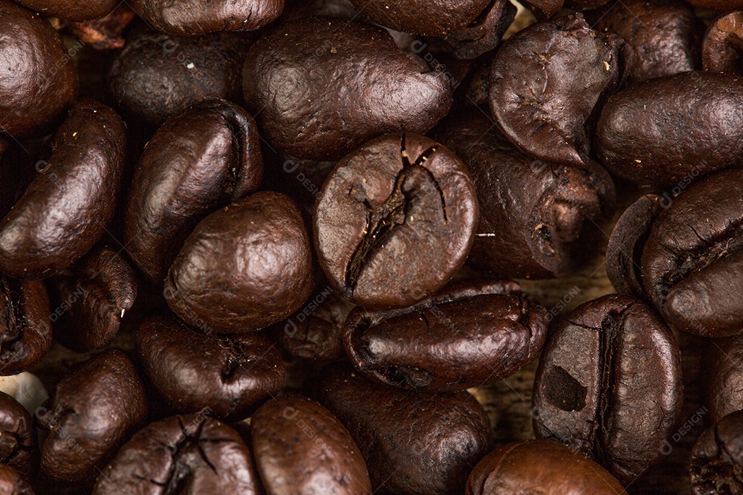 Grão de café em fundo de madeira grunge