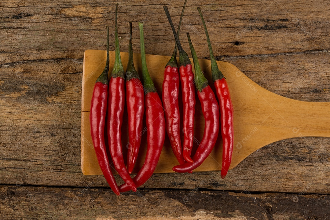 Algumas pimentas na mesa de madeira.