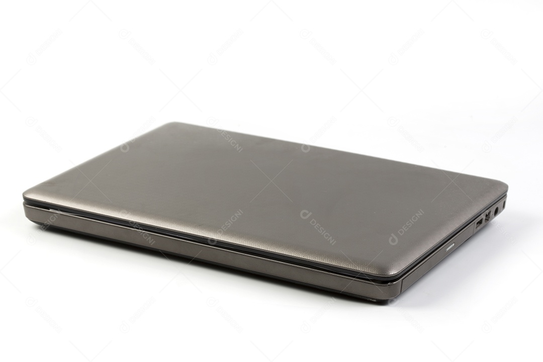 Laptop em fundo branco.