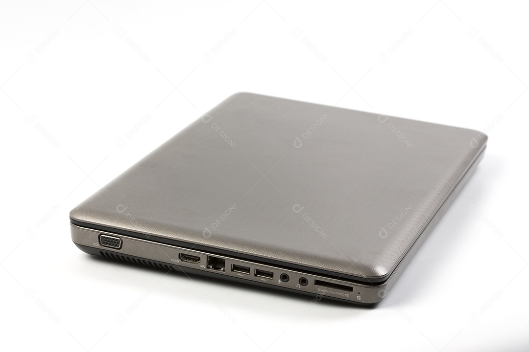 Laptop em fundo branco.