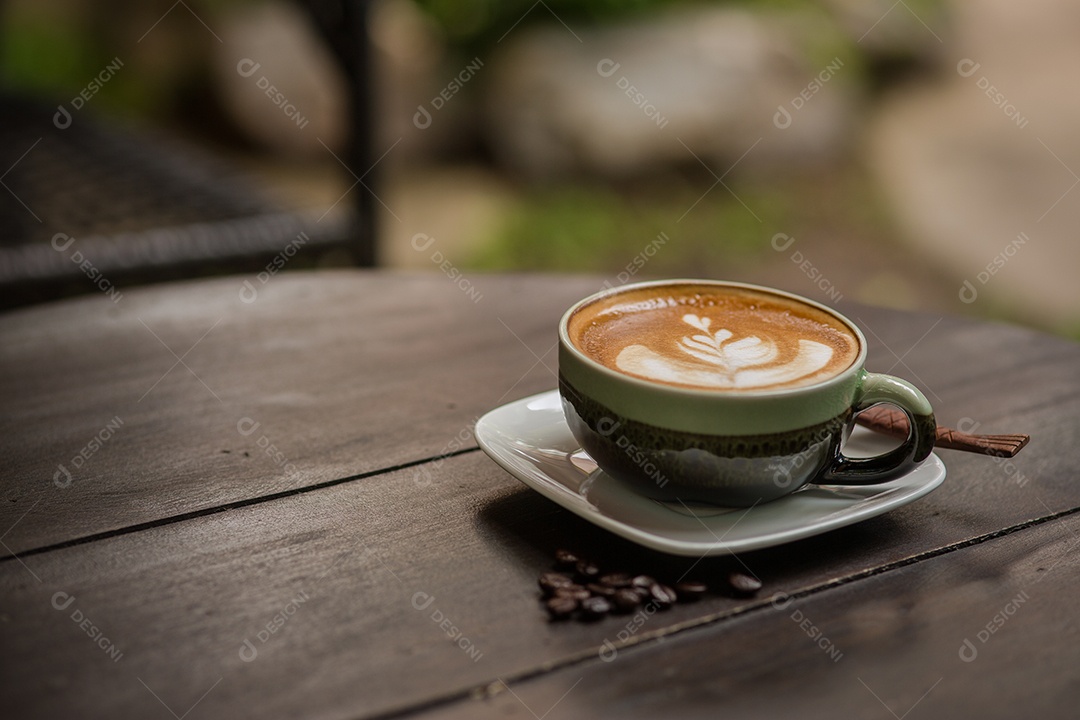 Café Latte Art com grãos de café.