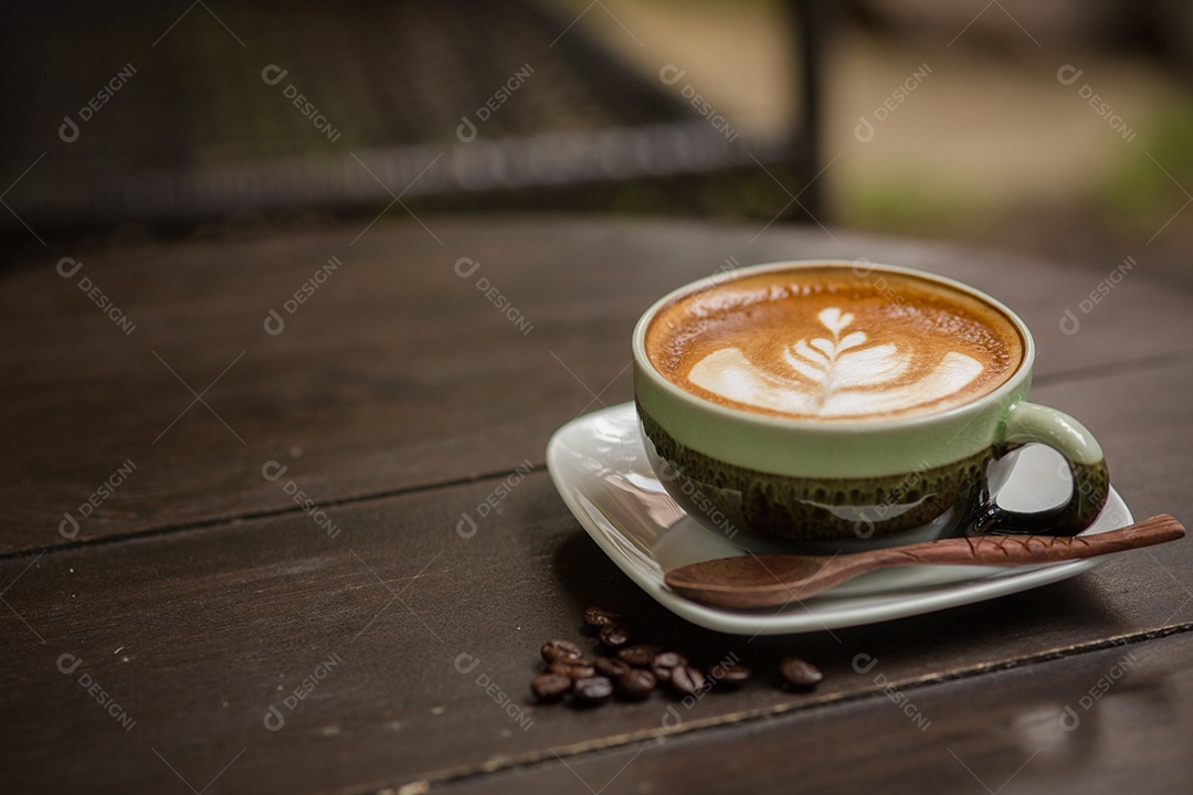Café Latte Art com grãos de café.