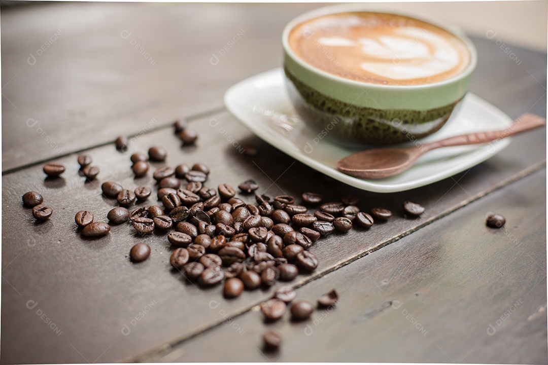 Café Latte Art com grãos de café.