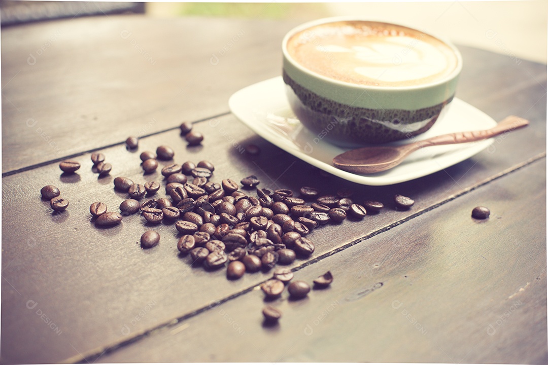 Café Latte Art com grãos de café.