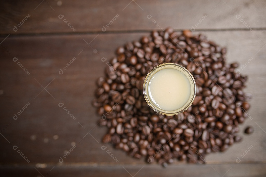 Grãos de café torrados.