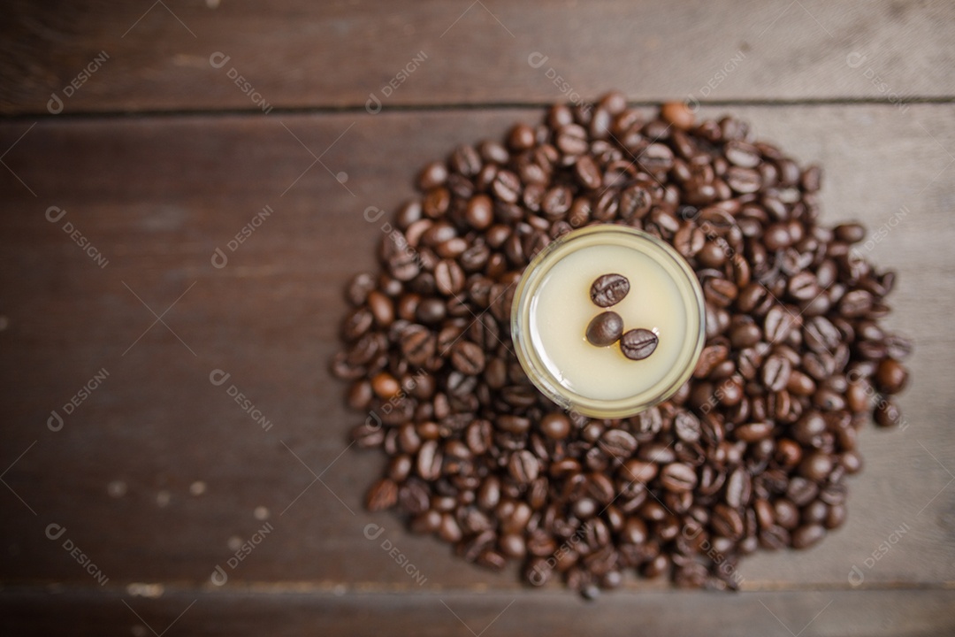 Grãos de café torrados.