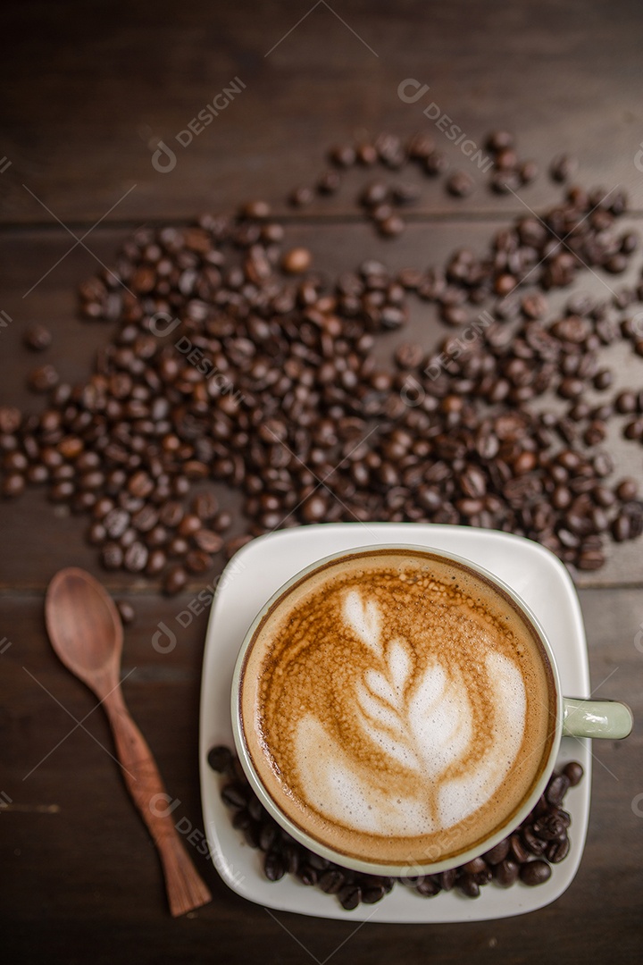 Café Latte Art com grãos de café.