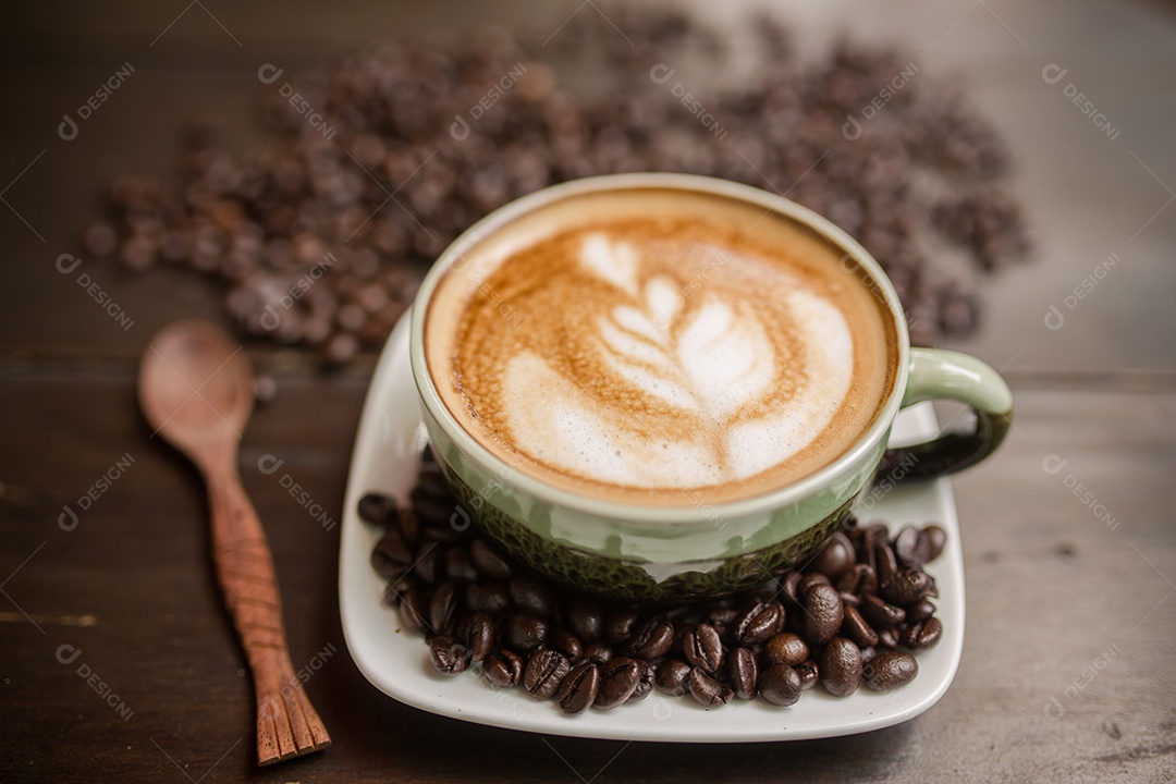 Café Latte Art com grãos de café.