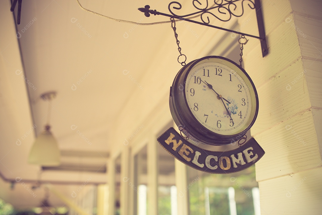 Sinal de boas-vindas e processo de relógio de parede para estilo vintage.