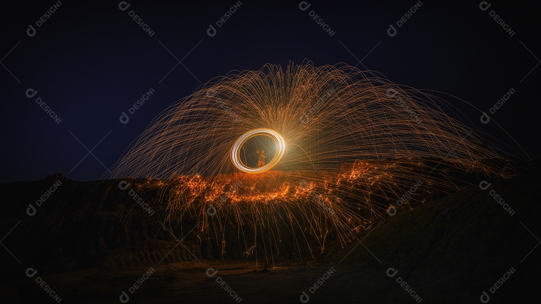 Fogos de artifício de lã de aço em chamas estilo HDR pós- processamento.