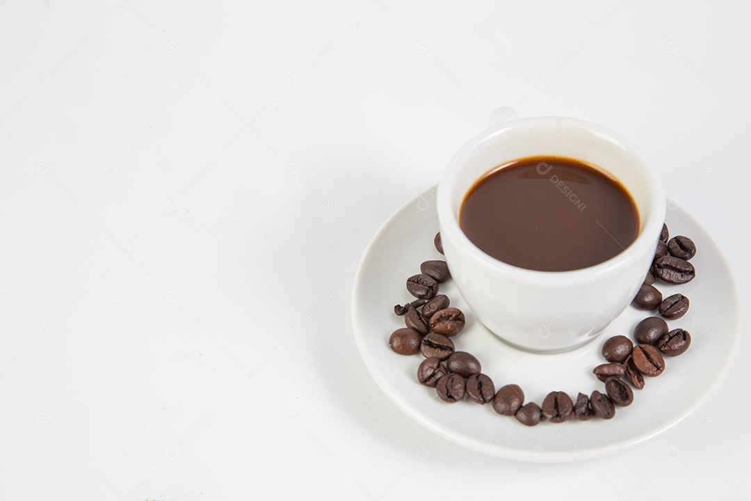 Xícara de café e feijão em um fundo branco.