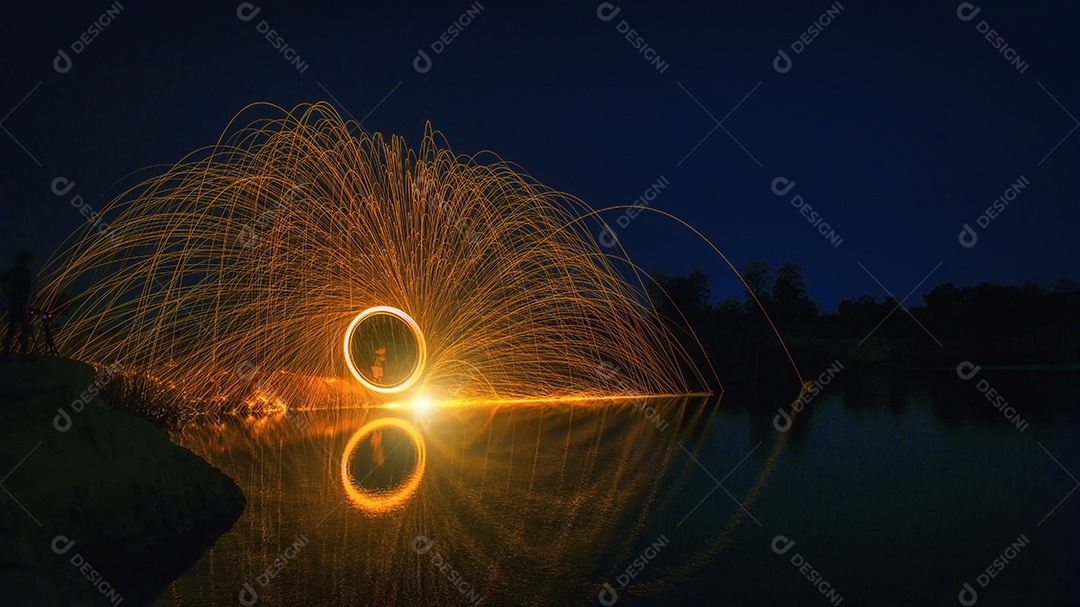 Fogos de artifício de lã de aço em chamas estilo HDR pós- processamento.