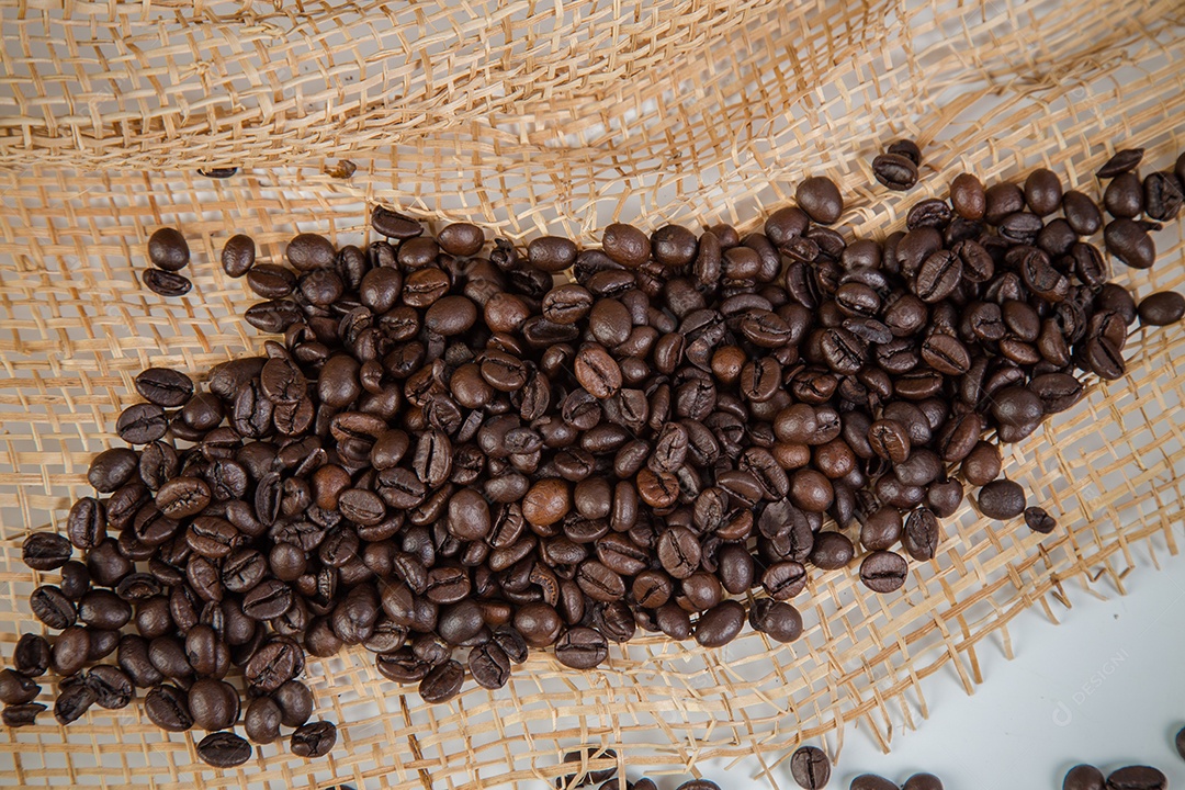 Grãos de café em um fundo branco.