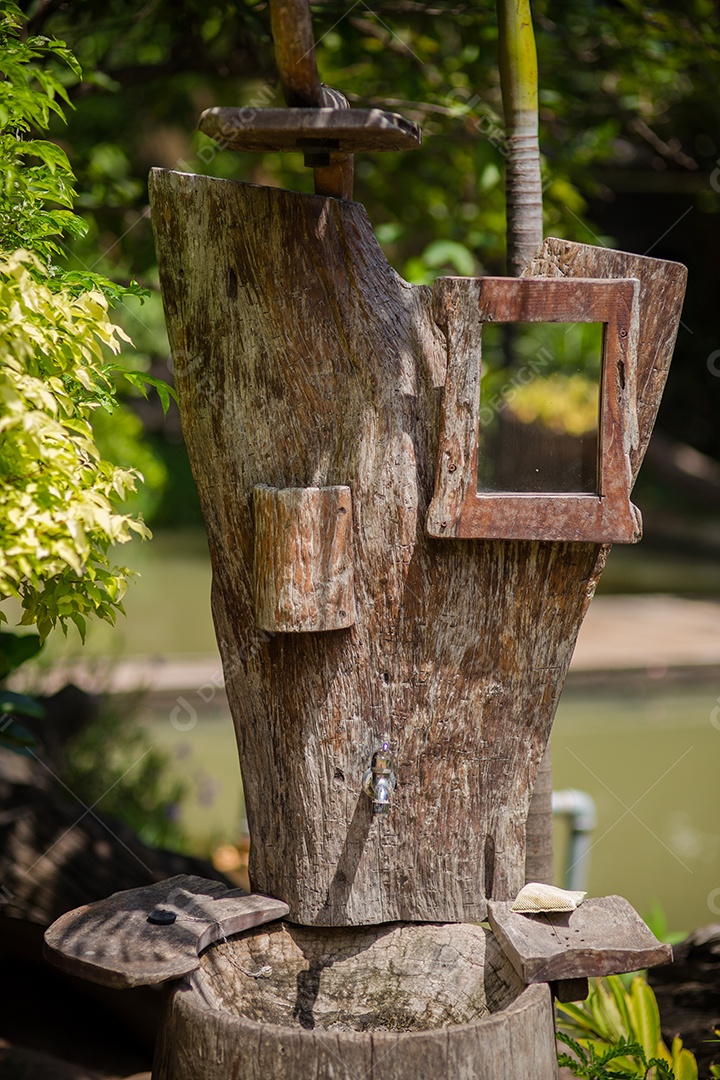 Lavatório de madeira, árvores plantas.