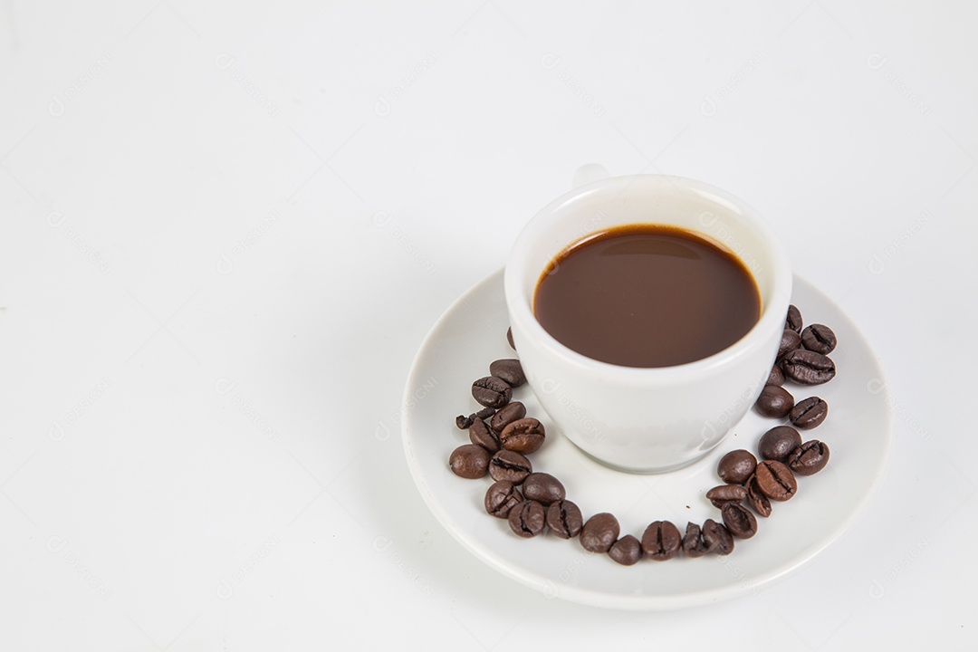 Xícara de café e feijão em um fundo branco.