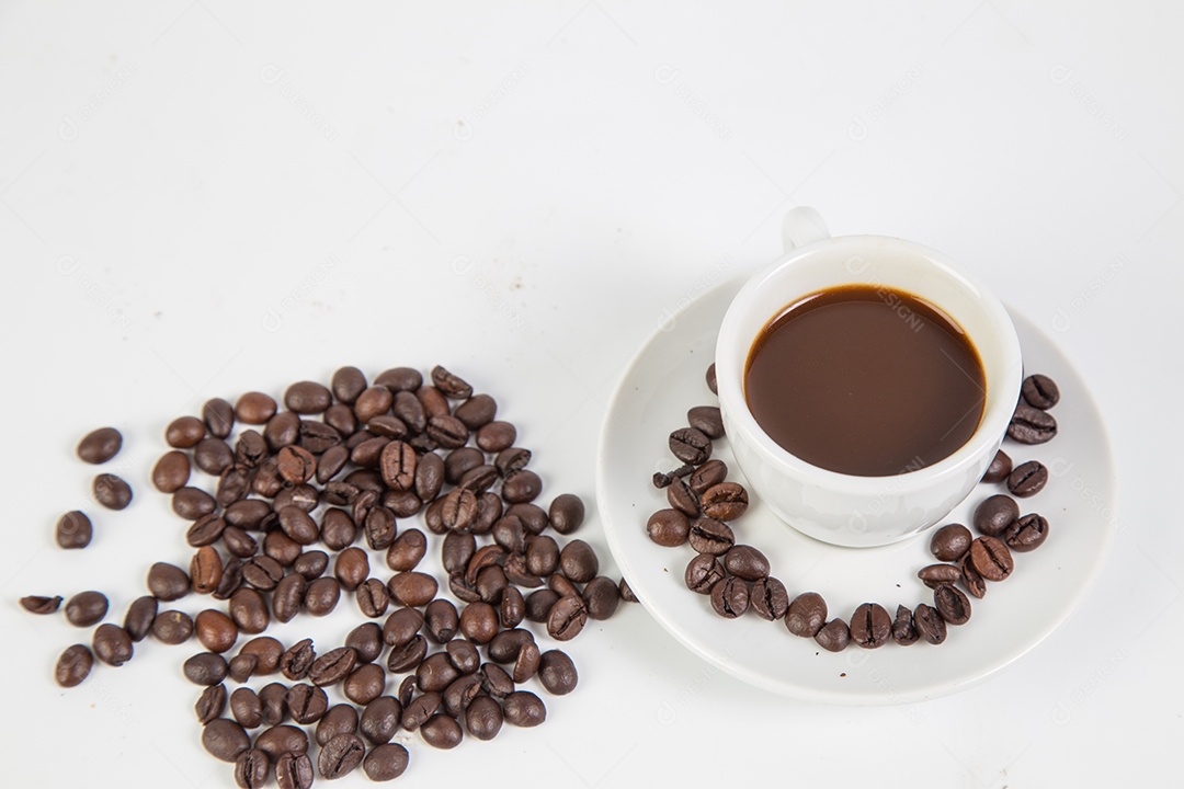 Xícara de café e grãos em um fundo branco.