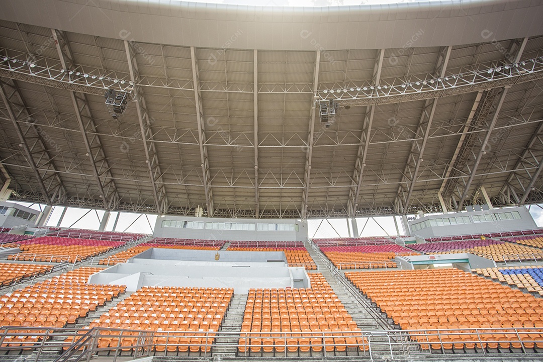 Estádio e assentos vazios.