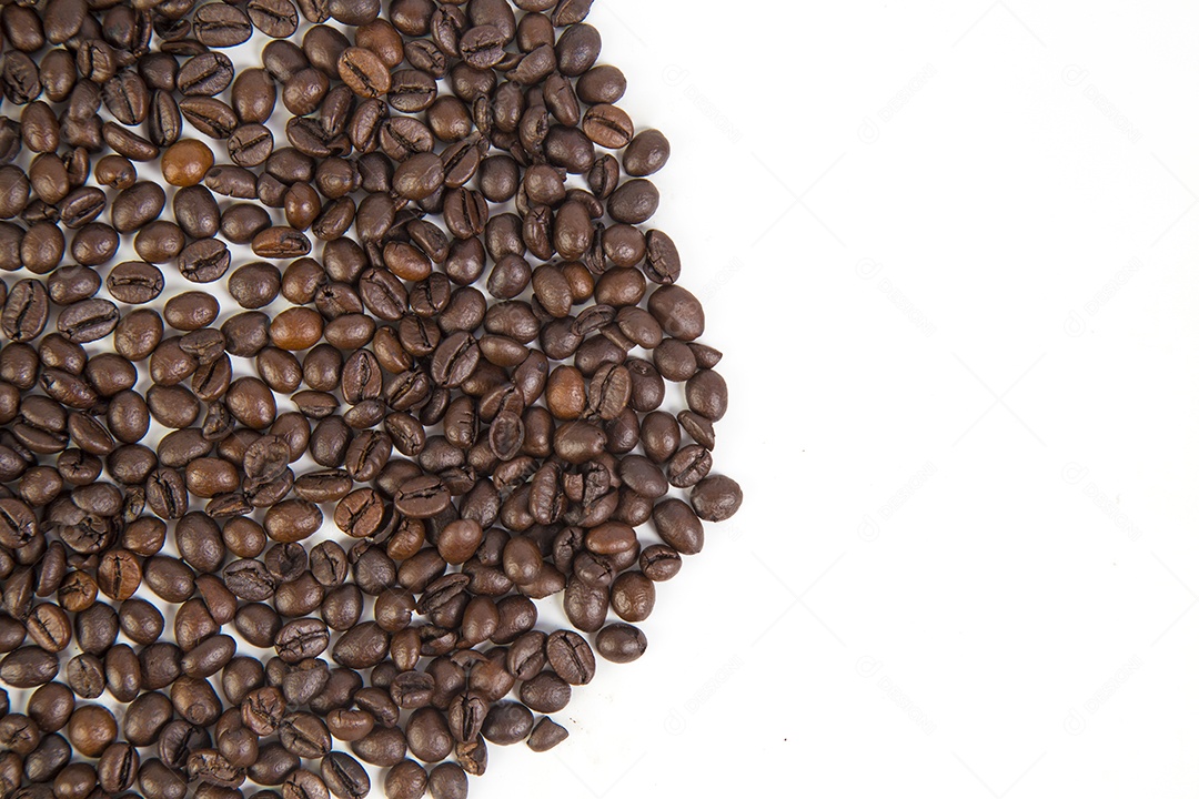 Grãos de café em um fundo branco.
