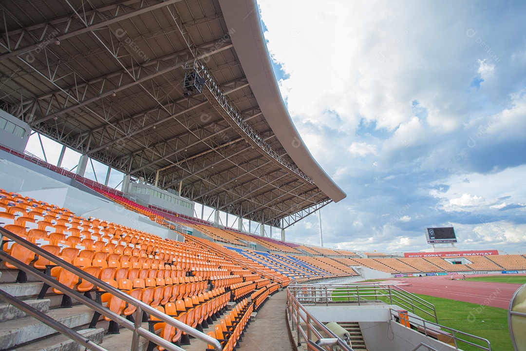 Estádio com assentos vazios sobre dia ensolarado