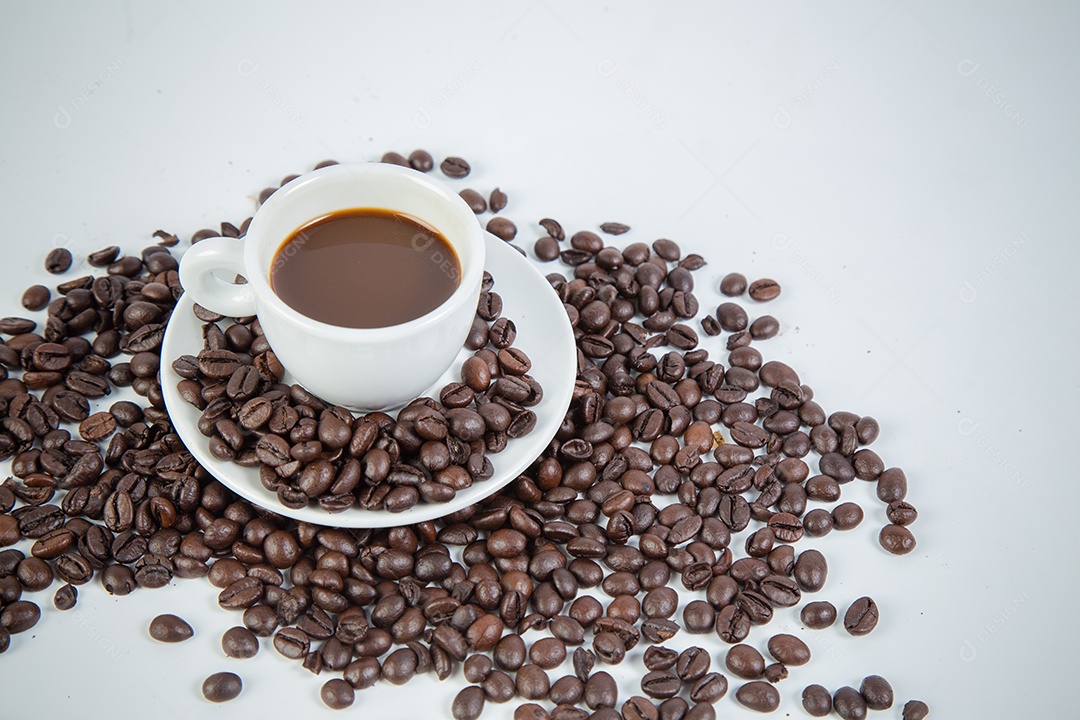 Xícara de café e feijão em um fundo branco.