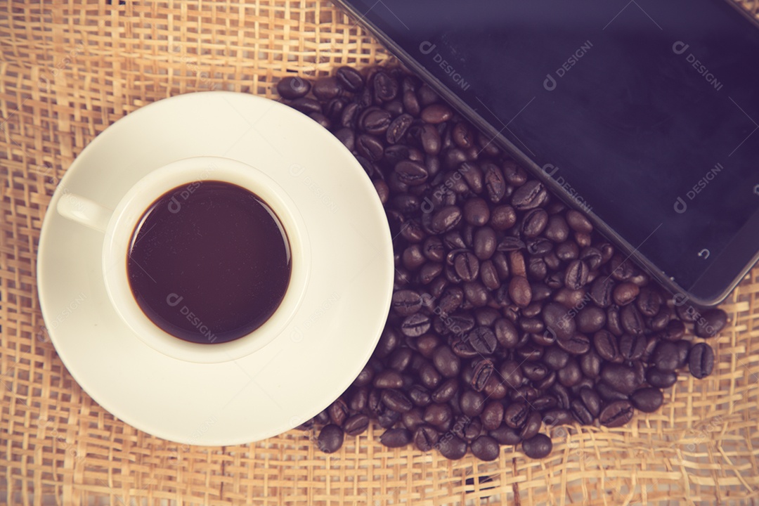 Xícara de café e feijão em uma cor vintage de fundo branco