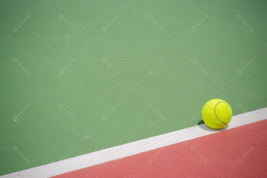 Bola de tênis na quadra