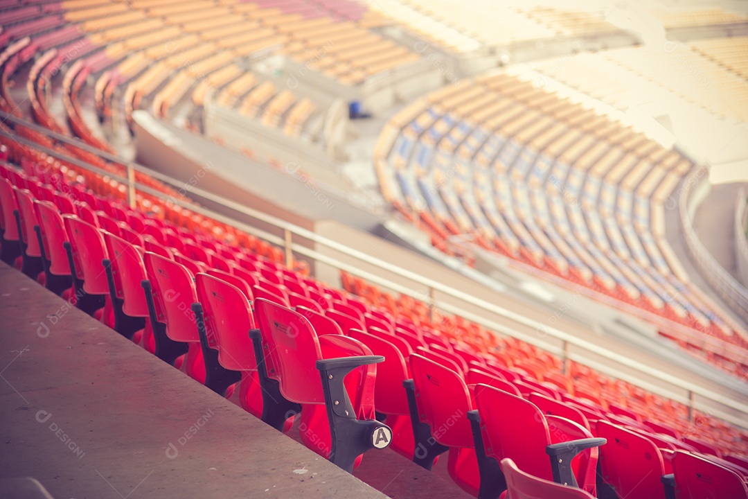 Lugares vazios no estádio de futebol.