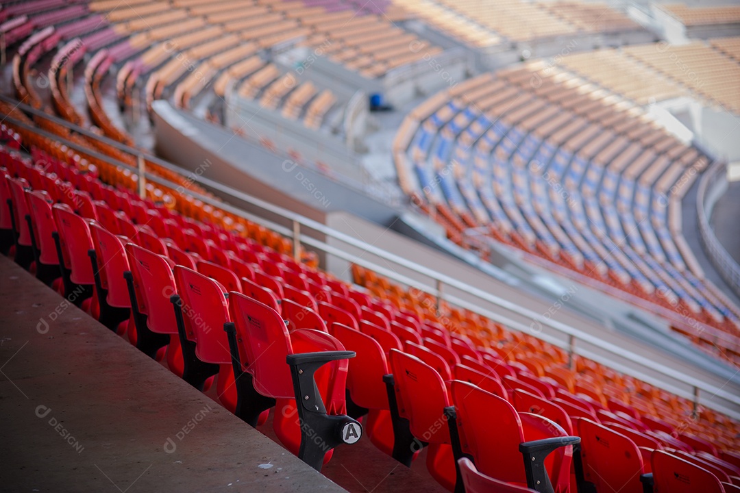 Lugares vazios no estádio de futebol.