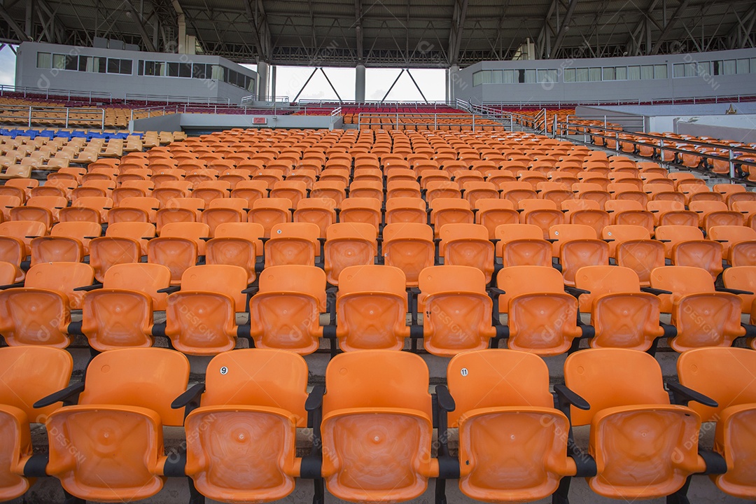 Lugares vazios no estádio de futebol.